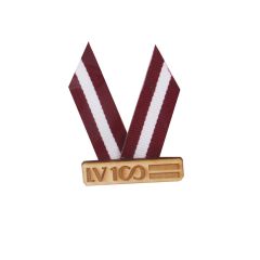 Piespraude ar lentīti Latvija 100 koka gravēta 5.5x4cm